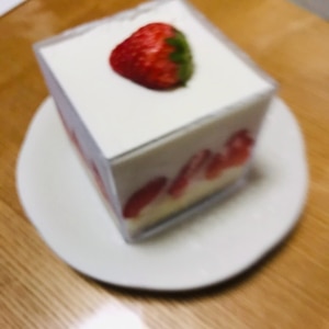 お誕生日にも♪簡単グラスショートケーキ♡